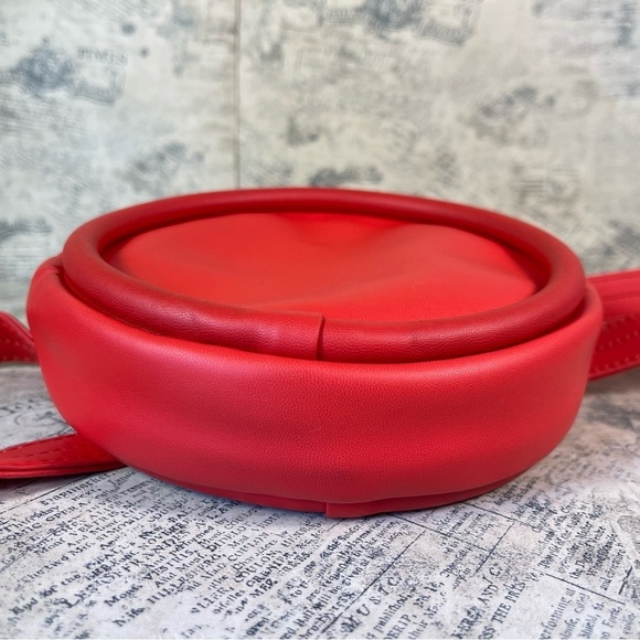 HOZEN Belt Bag in Rouge - sustainably crafted - Picture 6 of 11